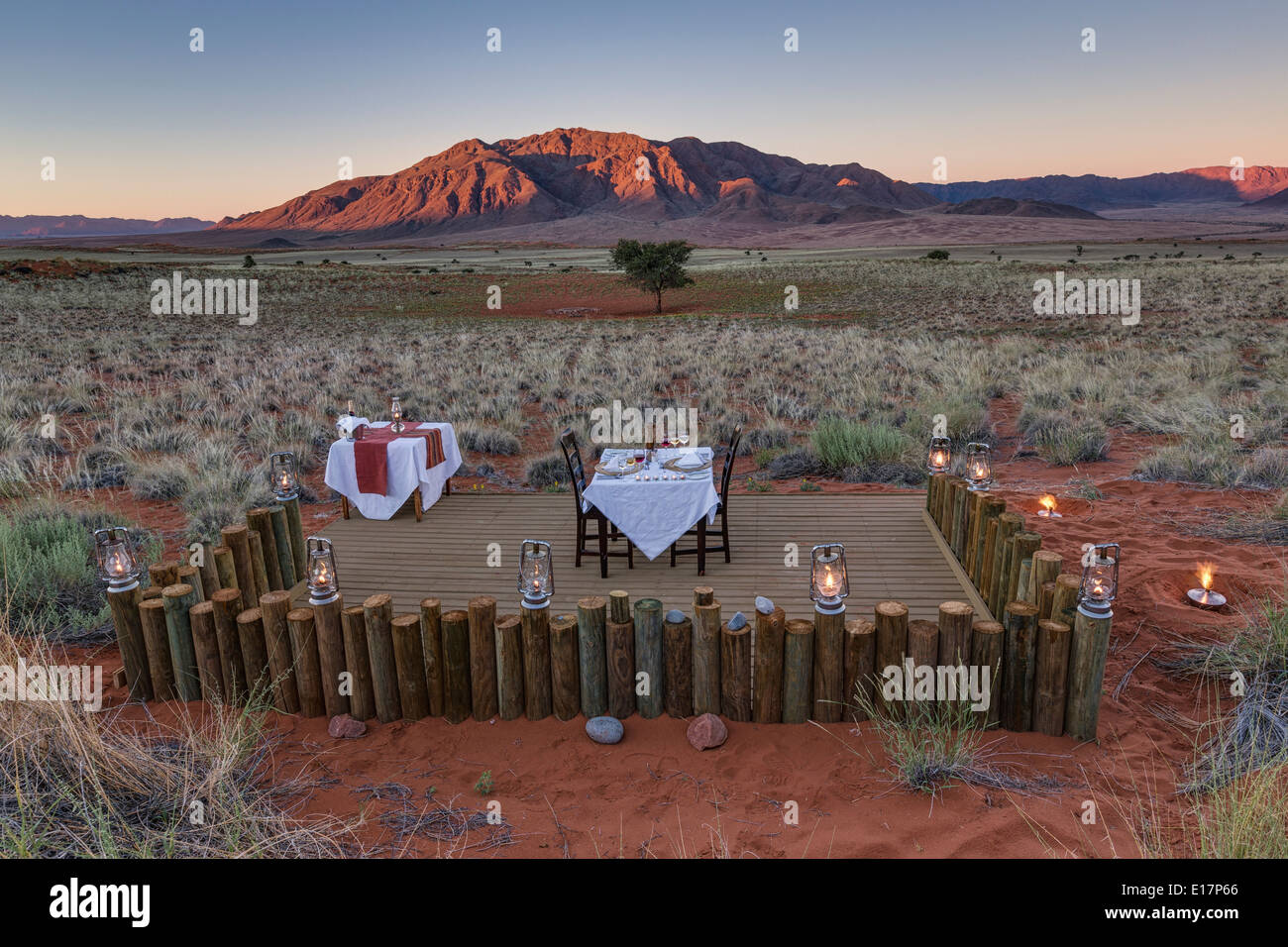 Romantisches Abendessen im Dune Camp. Wolwedans NamibRand Nature Reserve.Namibia Stockfoto