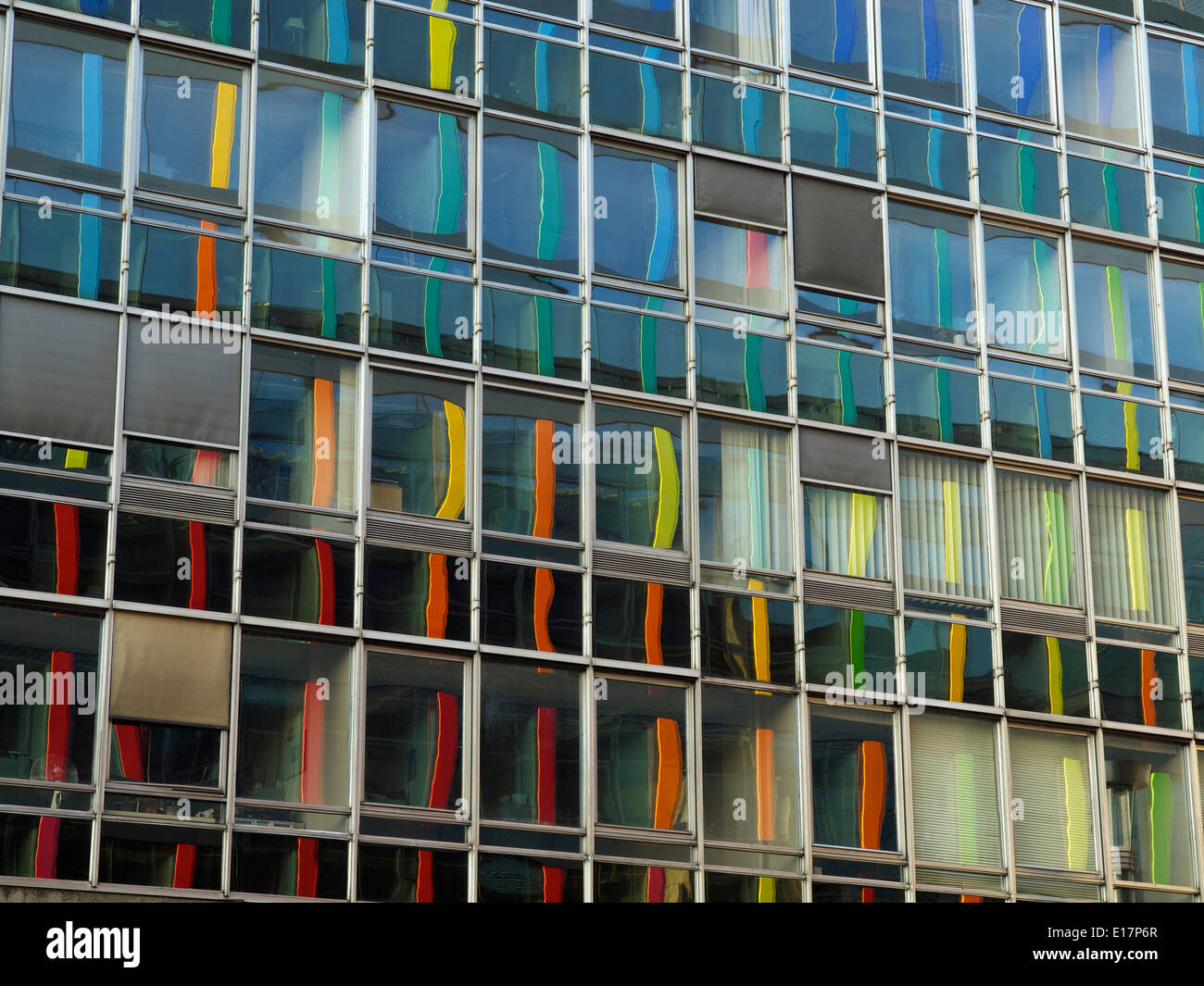 Farbenfrohe Bürogebäude Reflexionen in Brüssel, Belgien Stockfoto