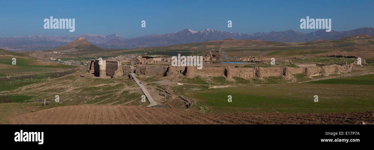 Panoramablick auf Takt-e-Soleiman, Burg und ein Tempel gebaut um einen vulkanischen See im Iran Stockfoto