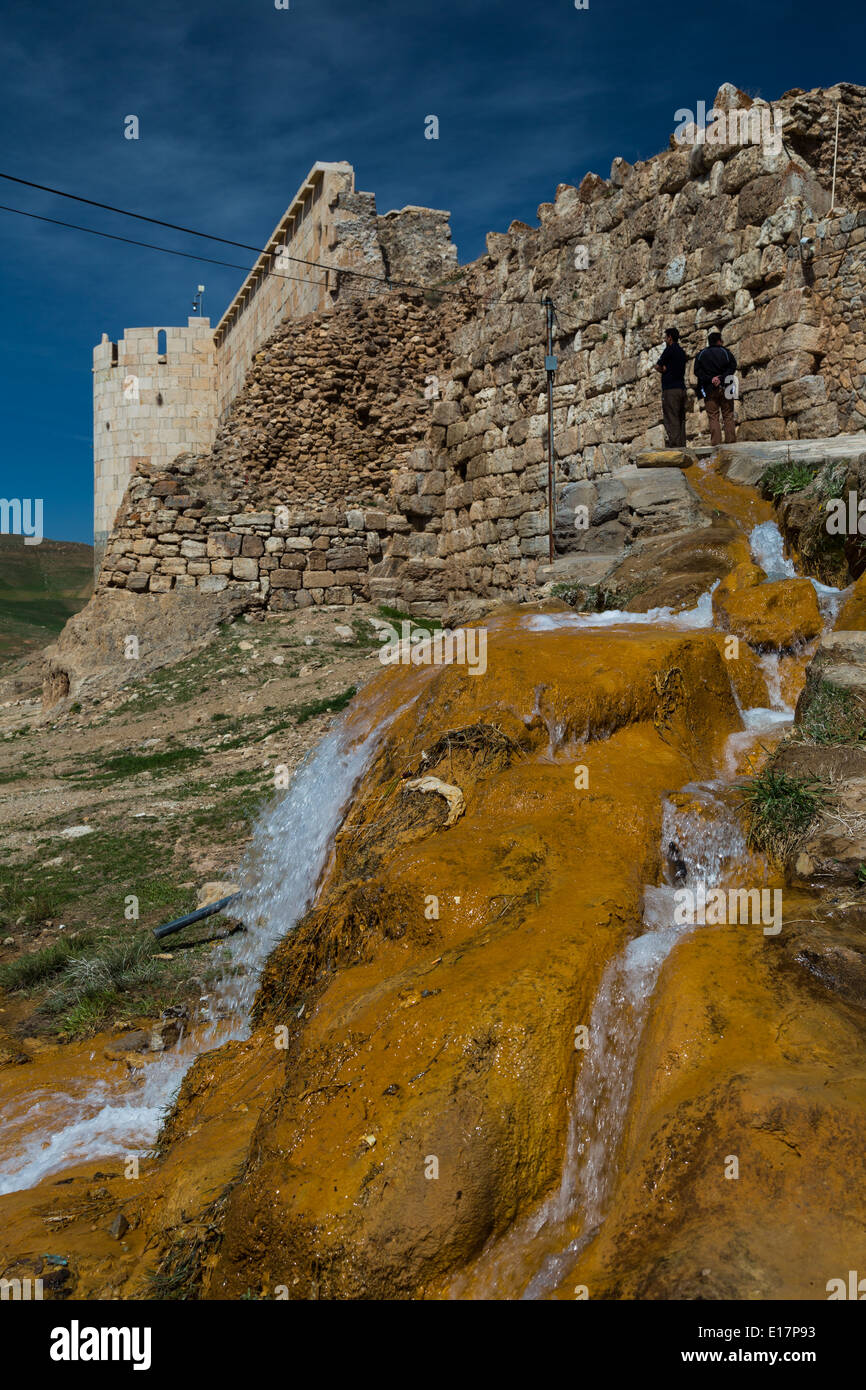 Mineralische Ablagerungen aus dem Abfluss aus dem vulkanischen See Takt-e-Soleiman im Iran Stockfoto
