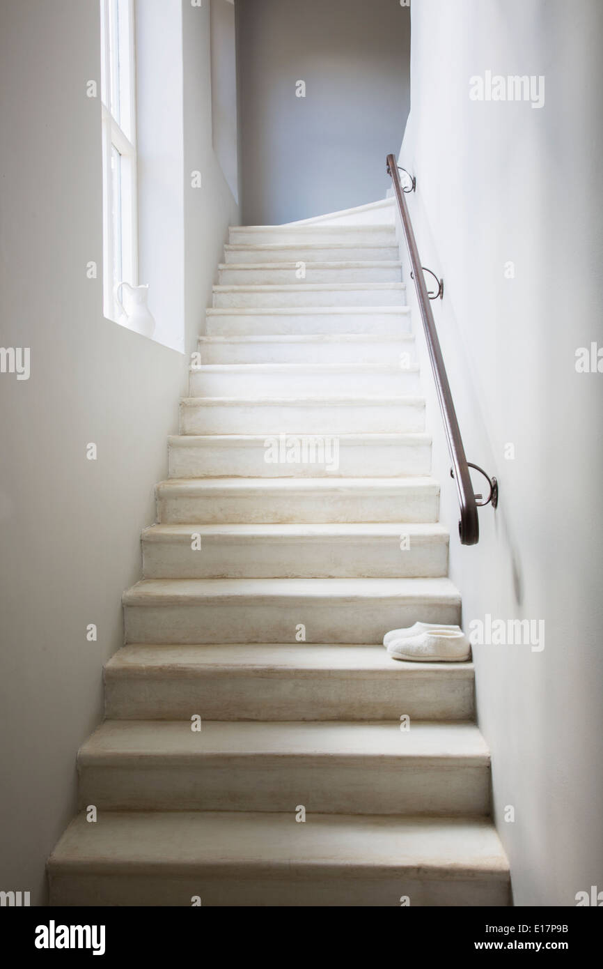 Hausschuhe auf weiß getünchten Treppe Stockfoto