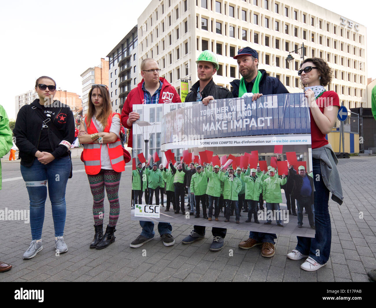 Demonstranten präsentiert eine Petition vor der Europäischen Kommission in Brüssel, Belgien Stockfoto