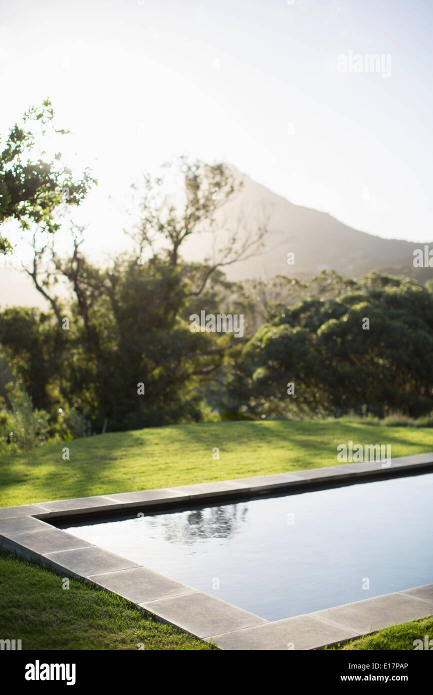 Sonne über Berg und Luxus lap pool Stockfoto