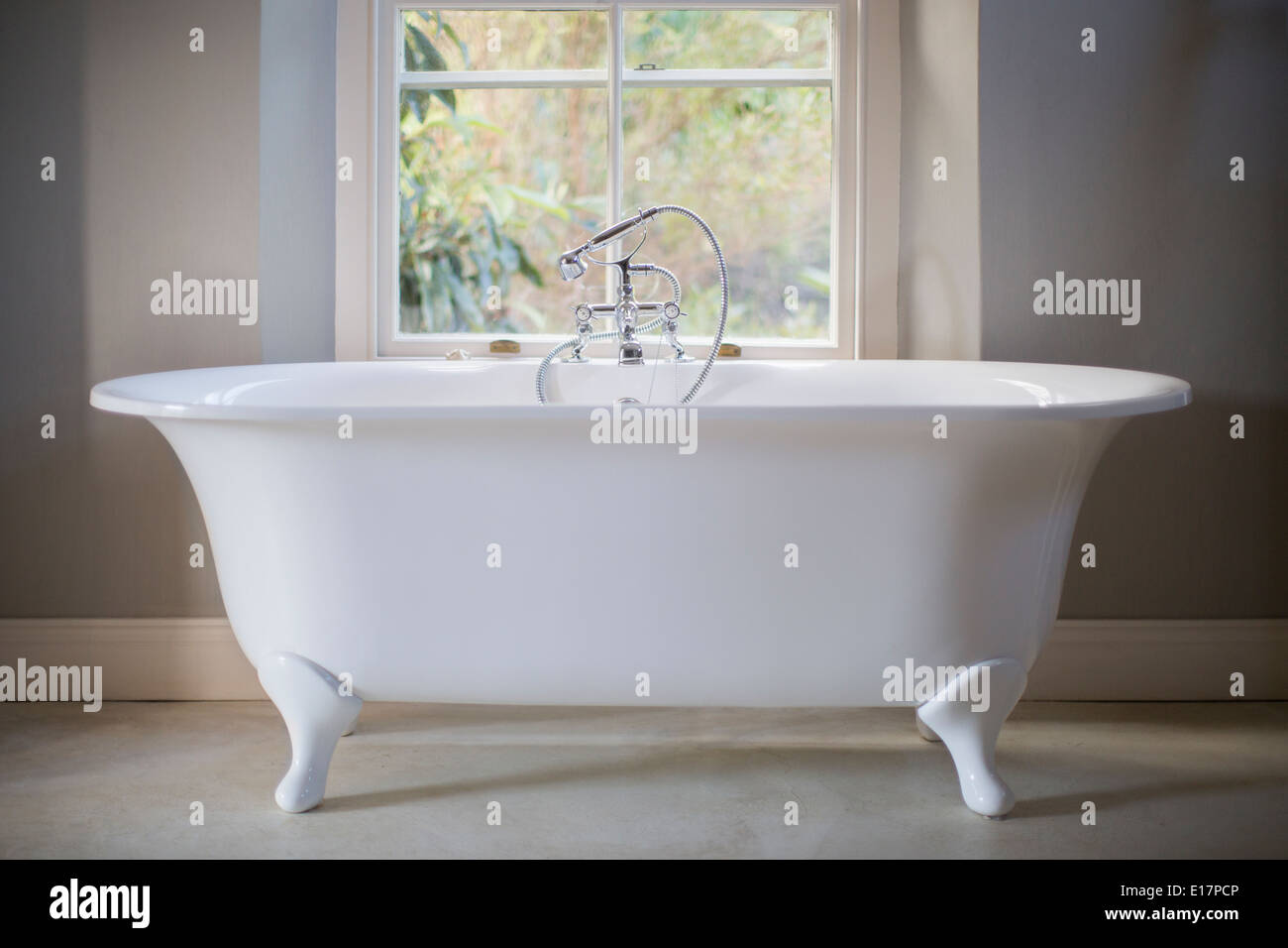Klaue Fuß Badewanne in Luxus-Badezimmer Stockfoto
