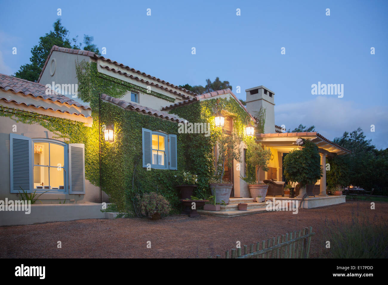 Luxus-Villa in der Nacht beleuchtet Stockfoto