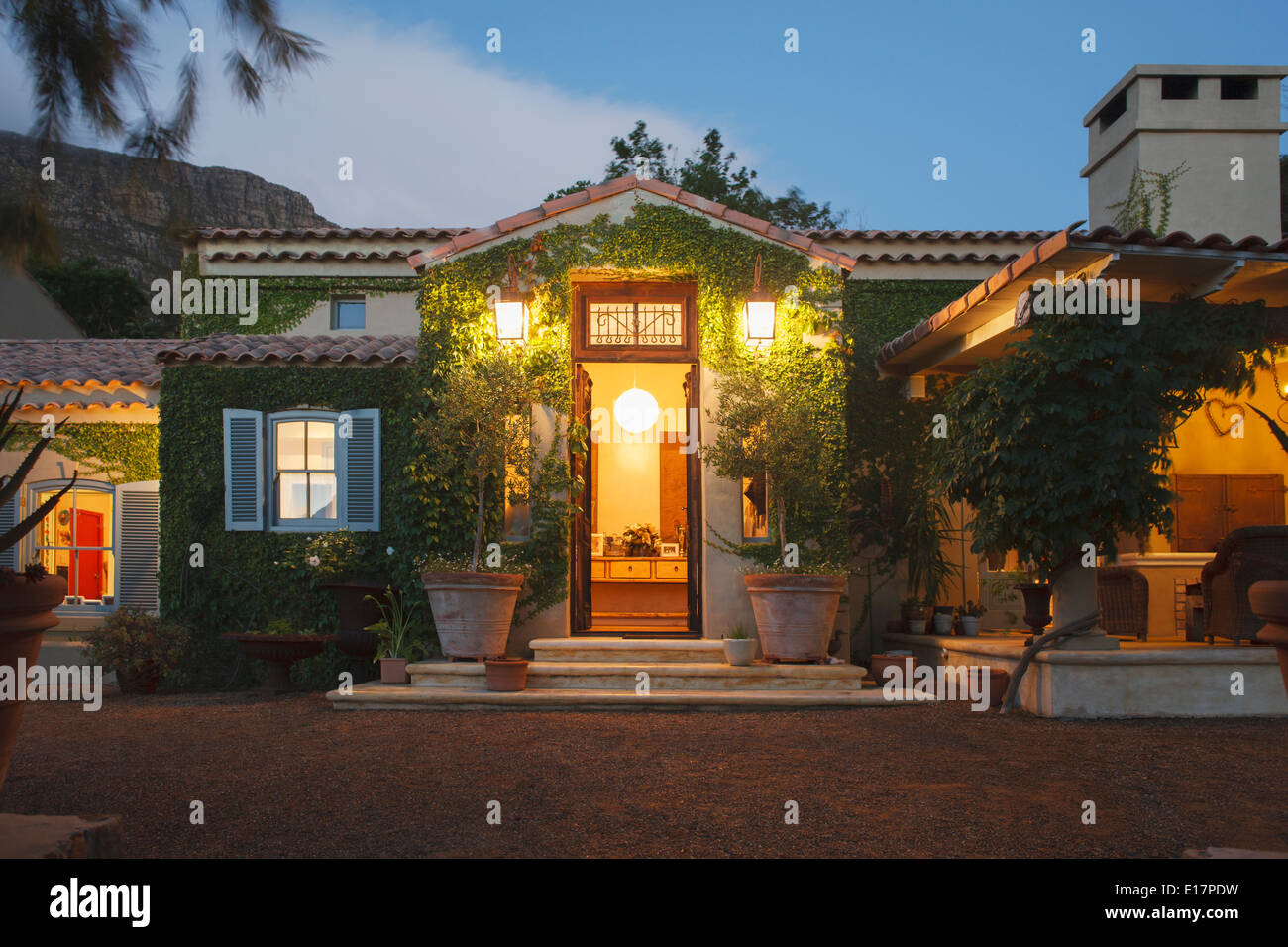 Luxus-Villa in der Nacht beleuchtet Stockfoto