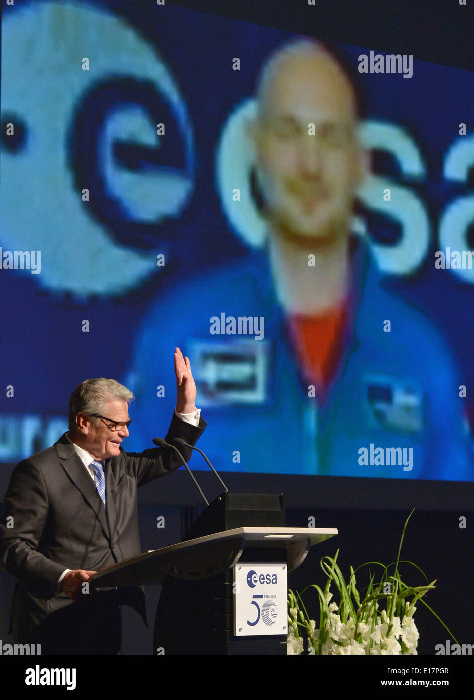 Darmstadt, Deutschland. 26. Mai 2014. Der deutsche Bundespräsident Joachim Gauck "Wellenlinien" während einer live-video-Link mit deutschstämmigen European Space Agency (ESA) Astronauten Alexander Gerst, derzeit am Weltraumbahnhof Baikonur (Kasachstan), im europäischen Raum Operations Centre (ESOC) in Darmstadt, Deutschland, 26. Mai 2014. Foto: Arne Dedert/Dpa/Alamy Live-Nachrichten Stockfoto