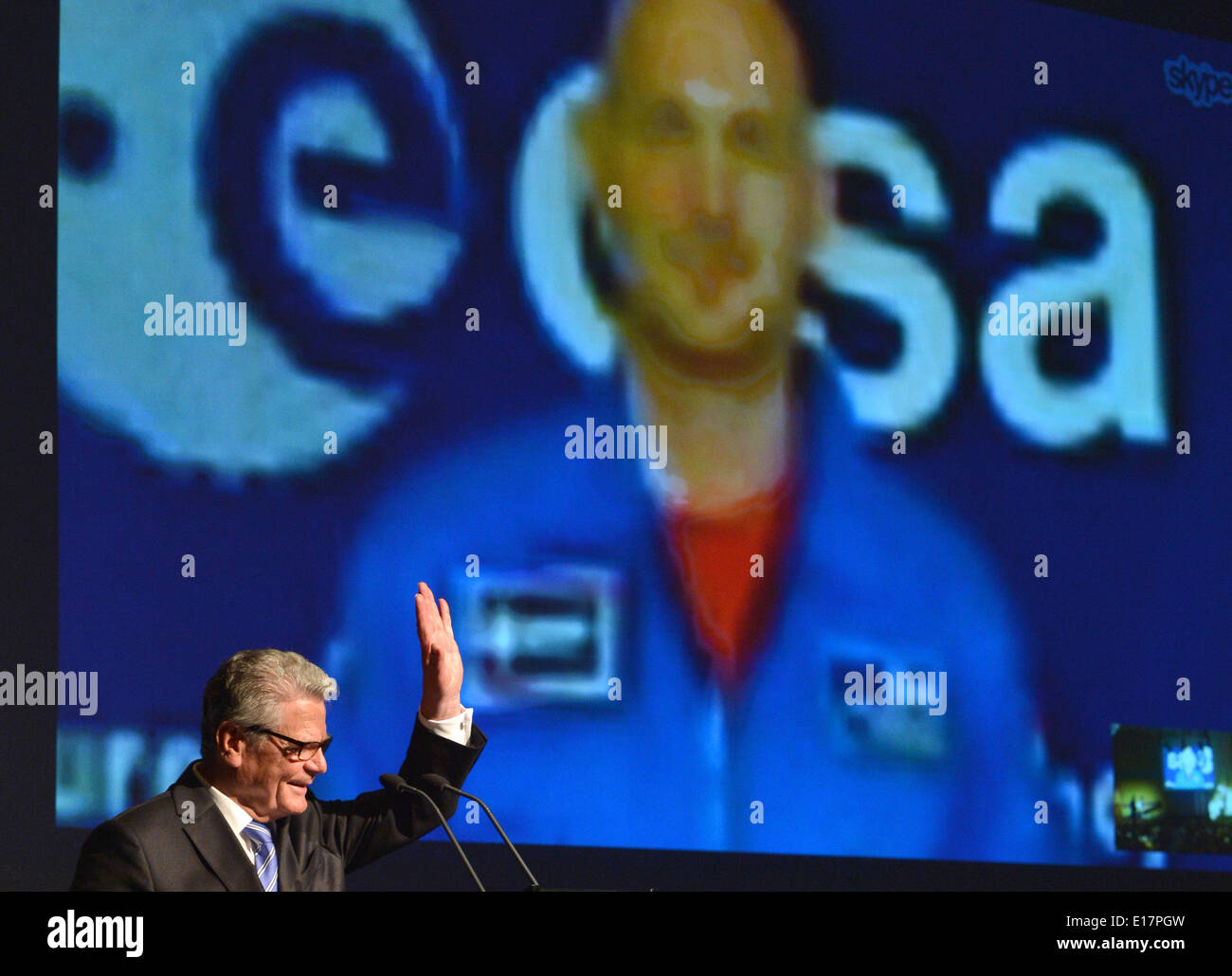 Darmstadt, Deutschland. 26. Mai 2014. Der deutsche Bundespräsident Joachim Gauck "Wellenlinien" während einer live-video-Link mit deutschstämmigen European Space Agency (ESA) Astronauten Alexander Gerst, derzeit am Weltraumbahnhof Baikonur (Kasachstan), im europäischen Raum Operations Centre (ESOC) in Darmstadt, Deutschland, 26. Mai 2014. Foto: Arne Dedert/Dpa/Alamy Live-Nachrichten Stockfoto