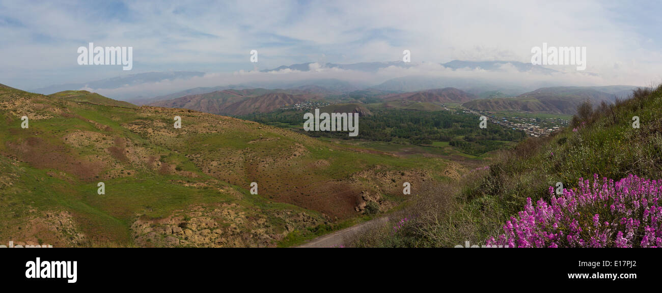 Panoramablick über ein Tal in den Bergen nördlich von Qazvin, Iran Stockfoto