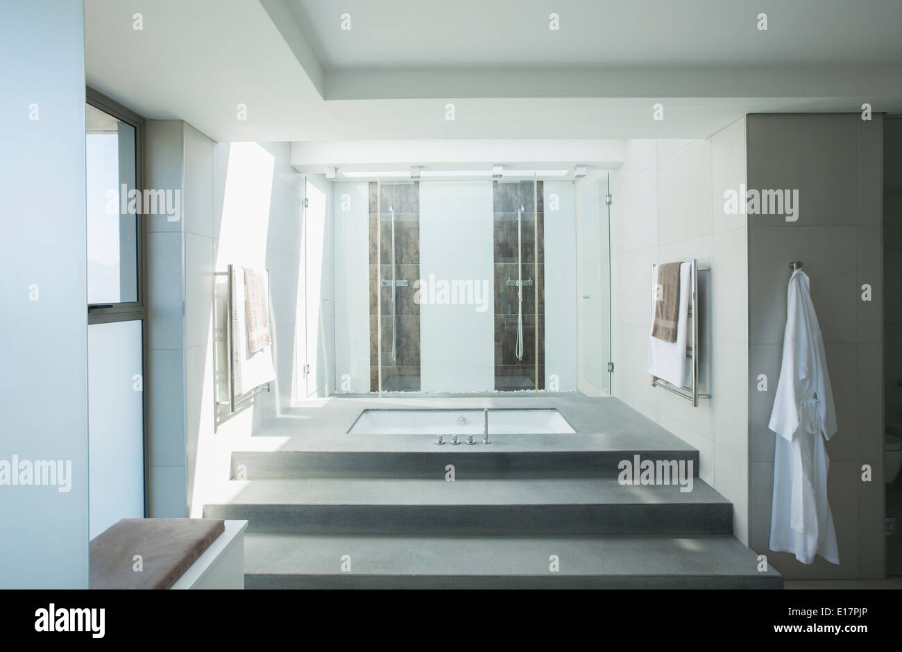 Sonnige moderne Badezimmer Stockfoto