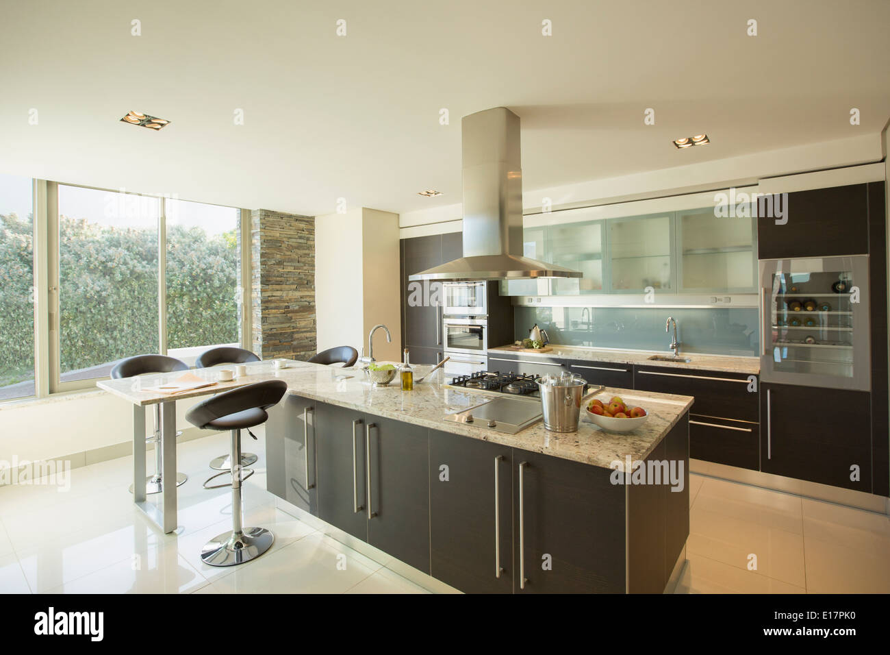 Sonnige moderne Küche Stockfoto