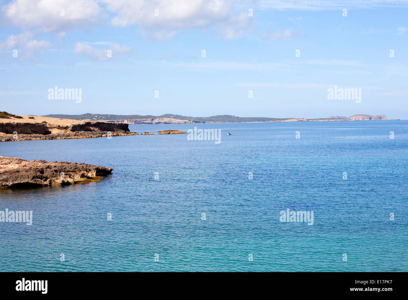 Seenlandschaft auf Ibiza mit blauen Wasser des Mittelmeers Stockfoto
