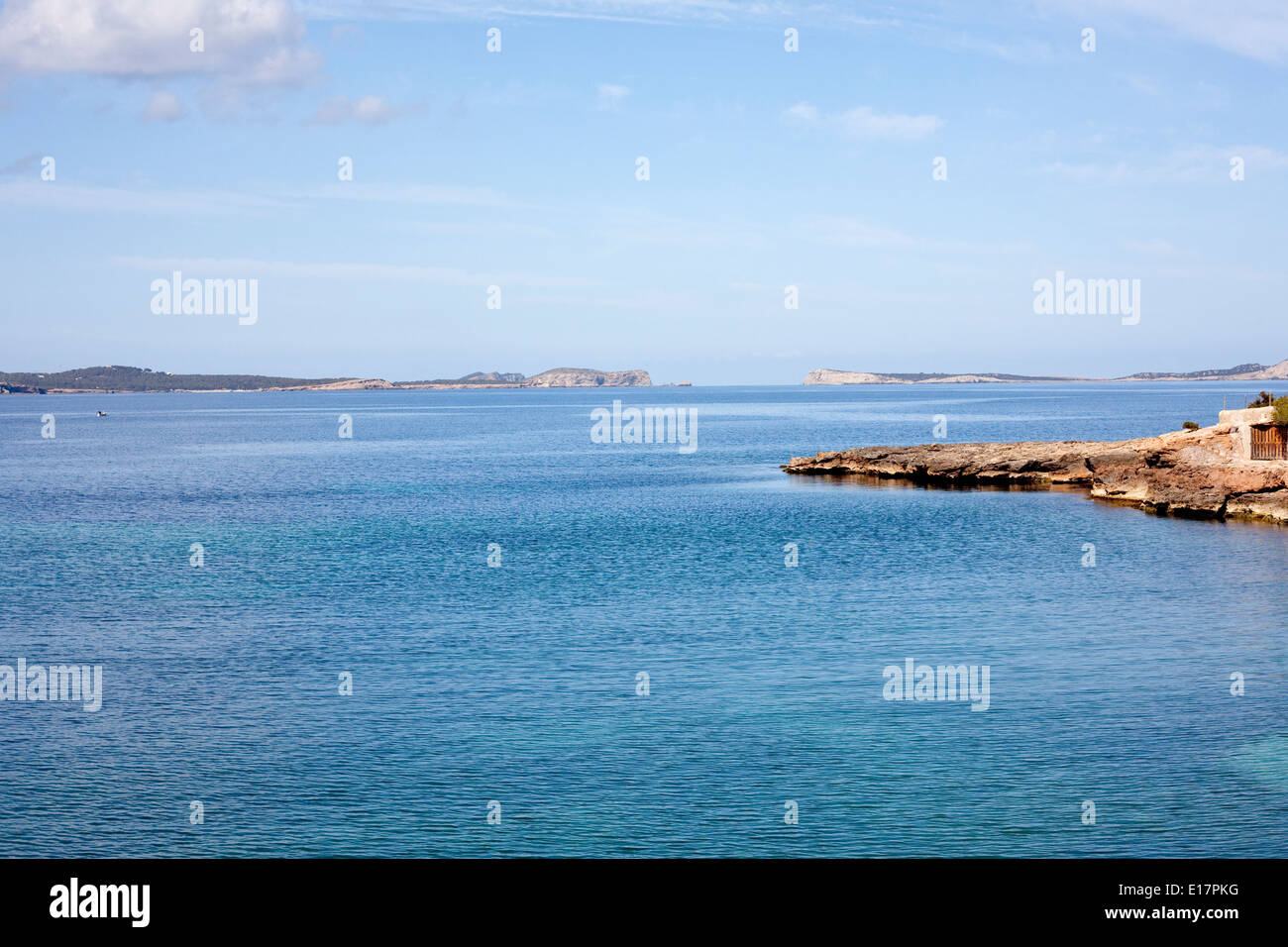 Seenlandschaft auf Ibiza mit blauen Wasser des Mittelmeers Stockfoto