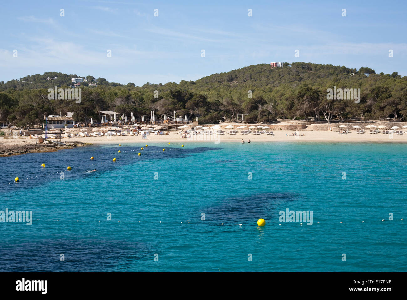 Strand auf Ibiza mit blauem Wasser und Himmel Stockfoto