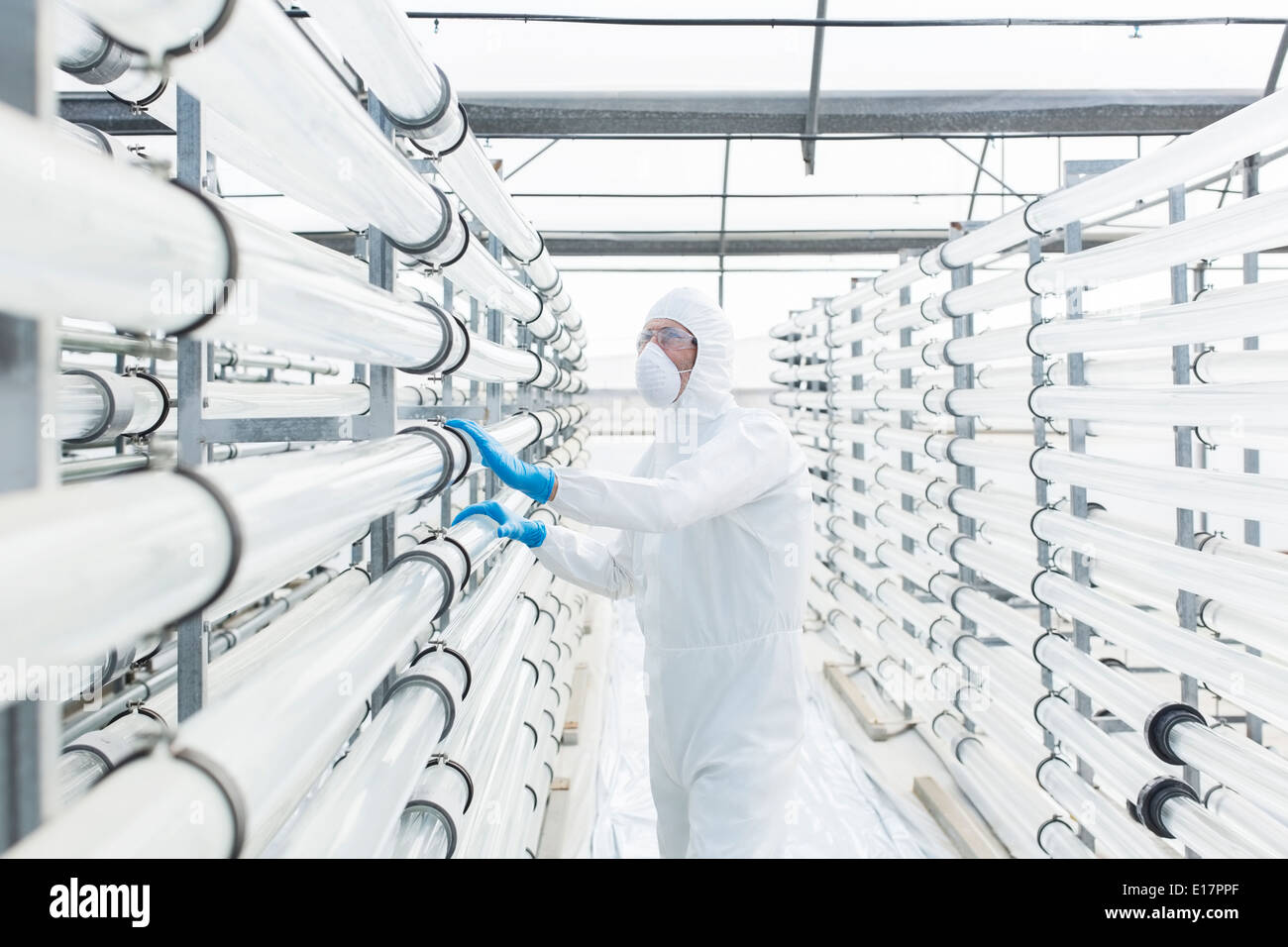 Ingenieur in sauberen Anzug Rohre im Labor untersuchen Stockfoto Ingenieur in sauberen Anzug Rohre im Labor untersuchen Stockfoto