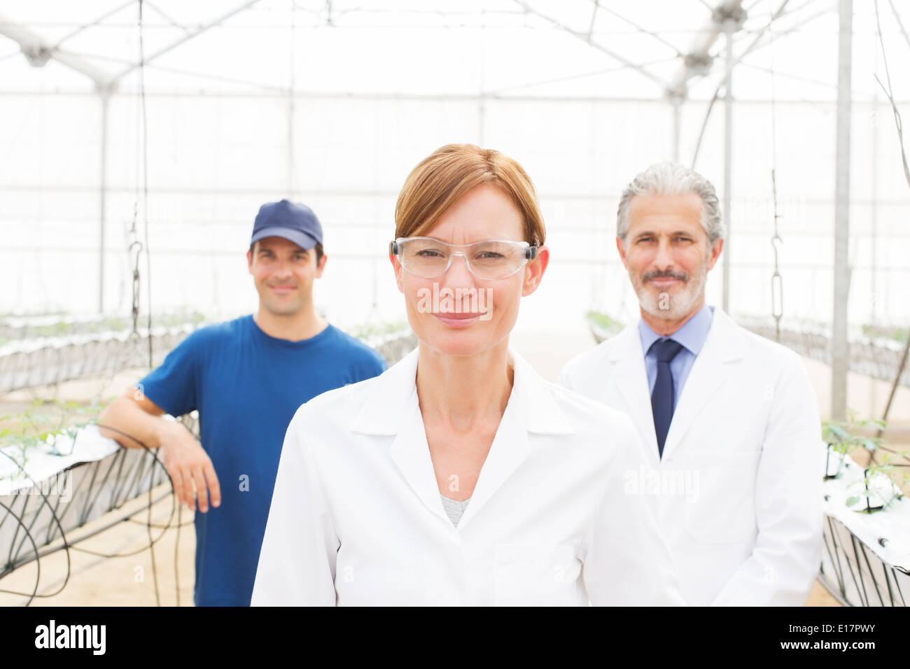 Porträt von zuversichtlich Wissenschaftler und Arbeiter im Gewächshaus Stockfoto