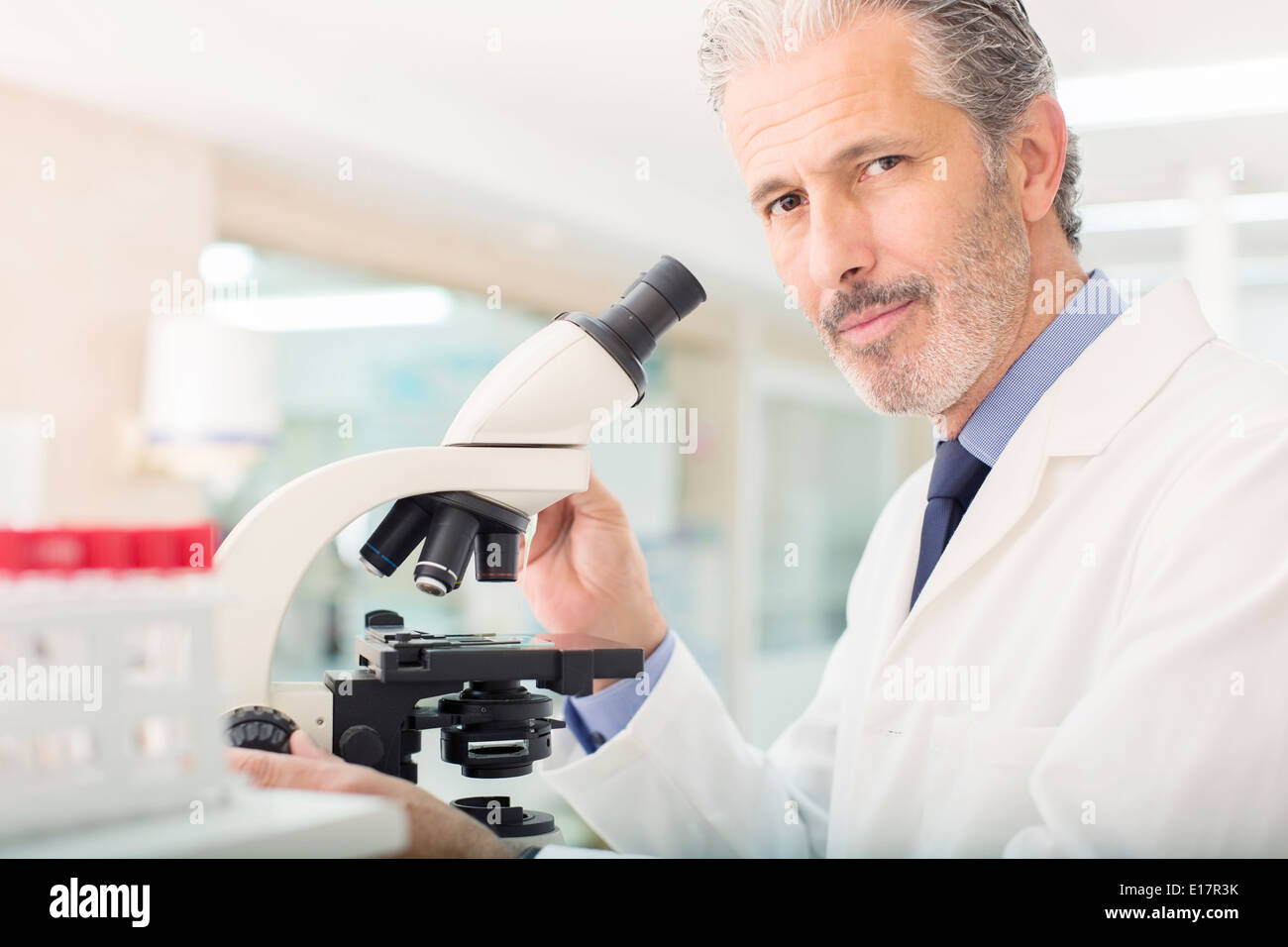 Porträt von zuversichtlich Wissenschaftler Mikroskop im Labor Stockfoto