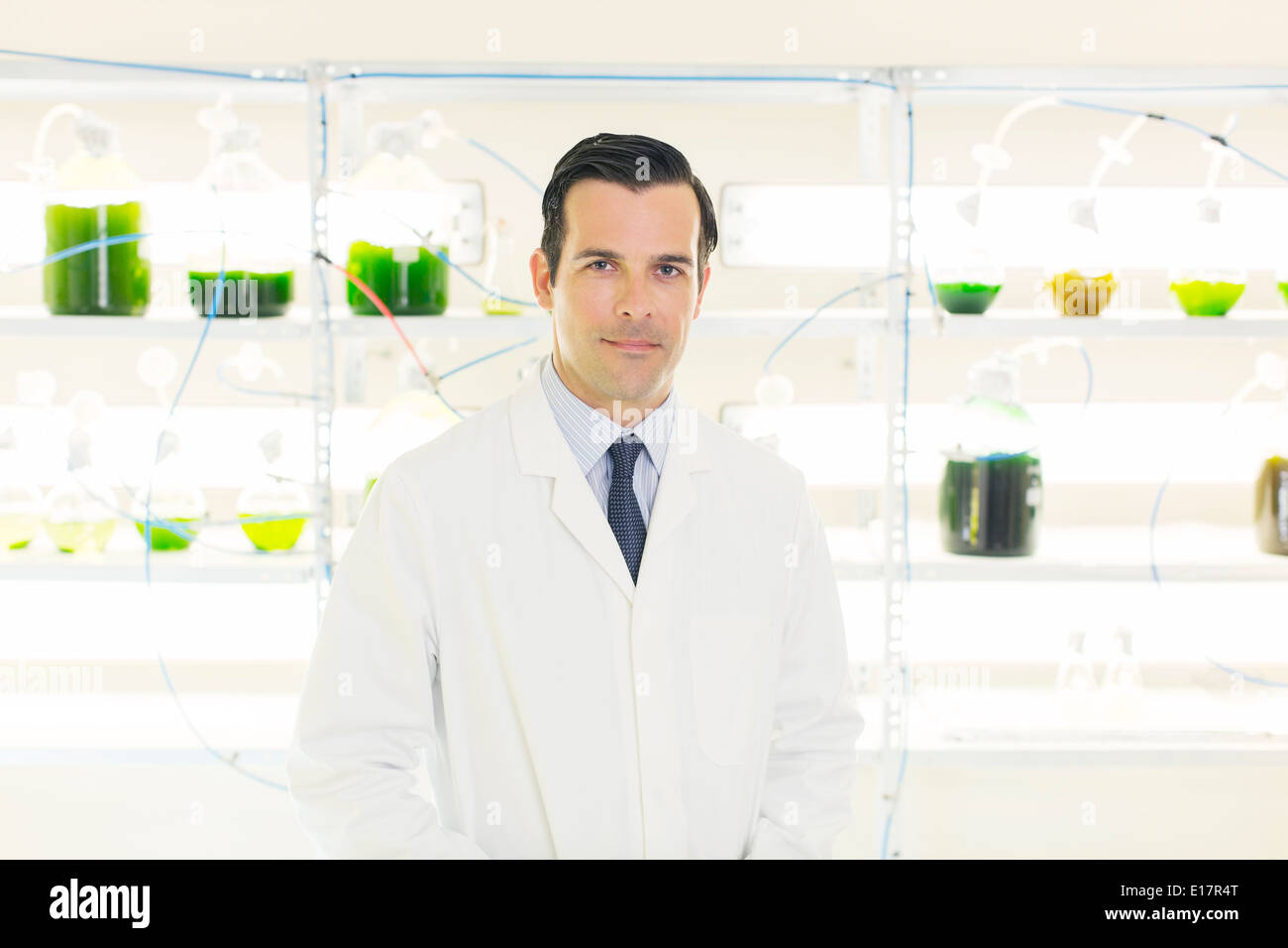 Porträt von zuversichtlich Wissenschaftler im Labor Stockfoto