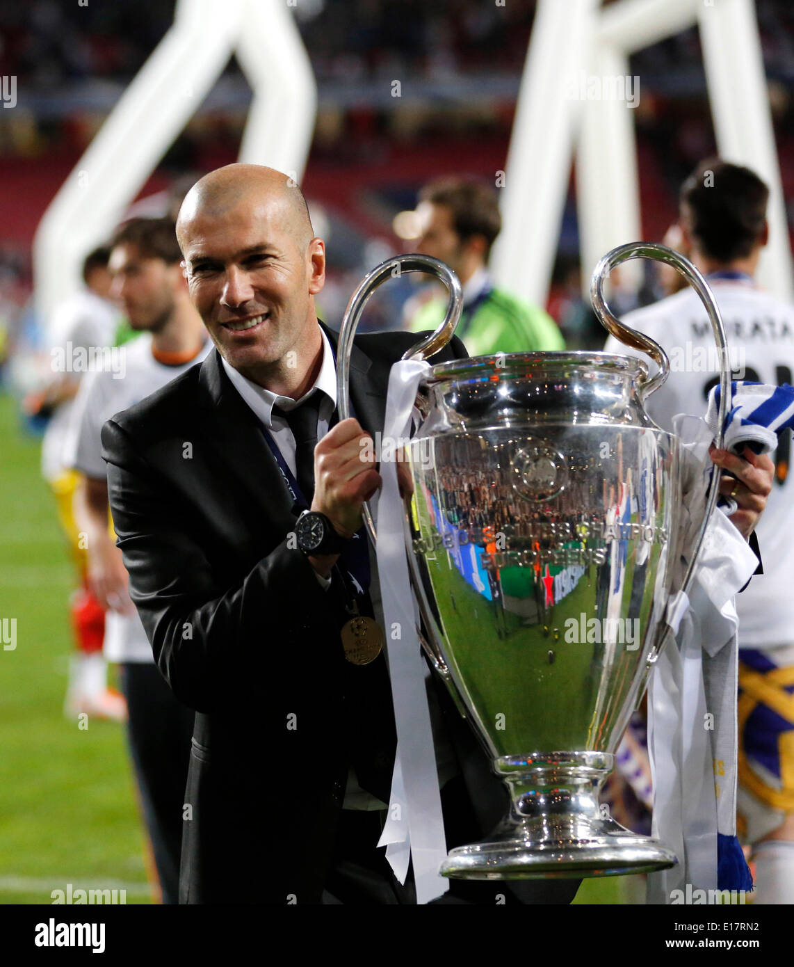 Co-Trainer, Sportdirektor Zinedine Zidane (Real Madrid CF) mit der Trophäe im Finale der Championsleague zwischen Real Madrid und Atletico Madrid, Estadio da Luz in Lissabon am 24. Mai., 2014. Stockfoto