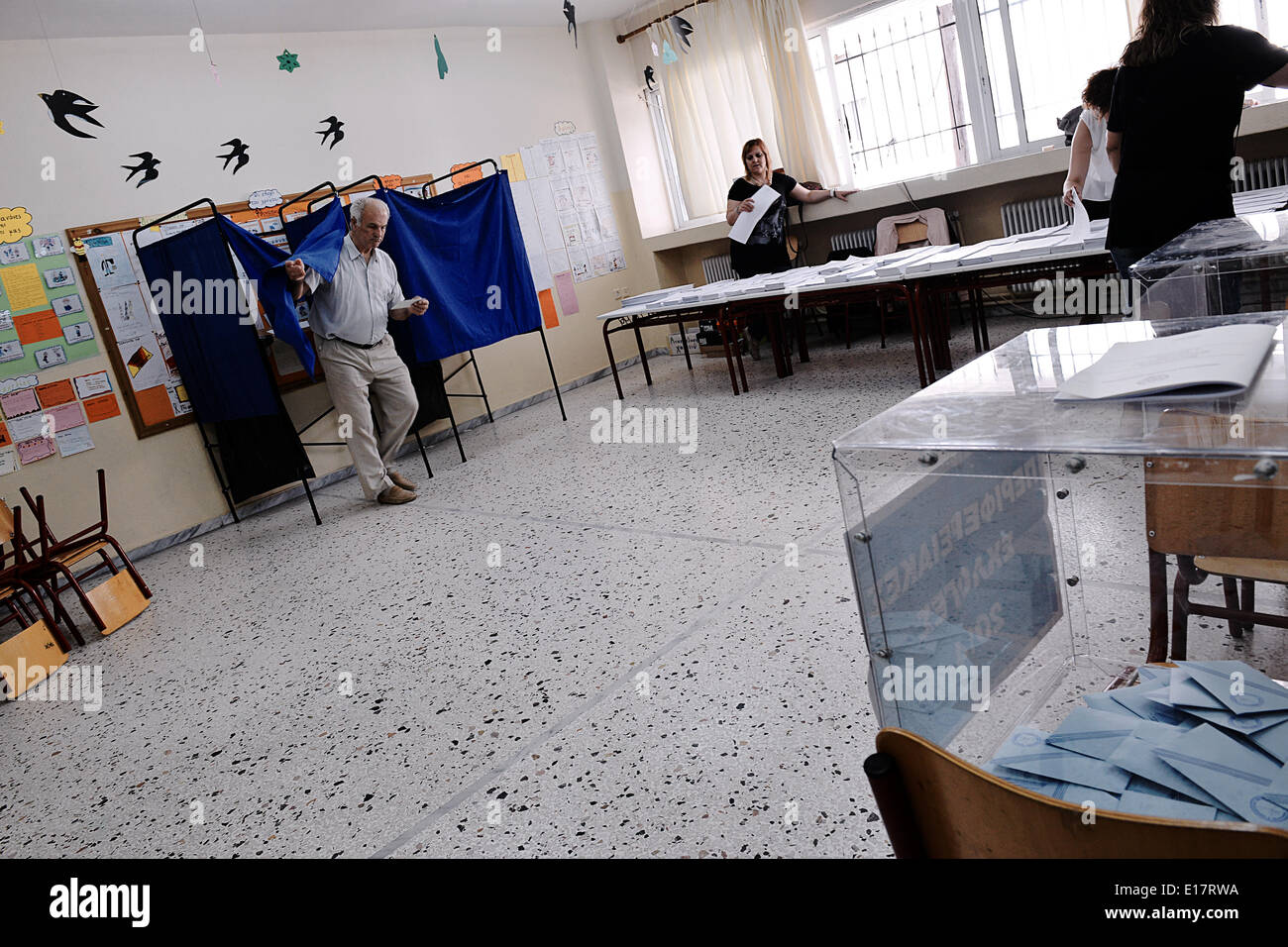 Thessaloniki, Griechenland. 25. Mai 2014. Griechen Stimmen für die Europawahl und den zweiten Wahlgang der Gemeinde Credit: Giannis Papanikos/NurPhoto/ZUMAPRESS.com/Alamy Live News Stockfoto