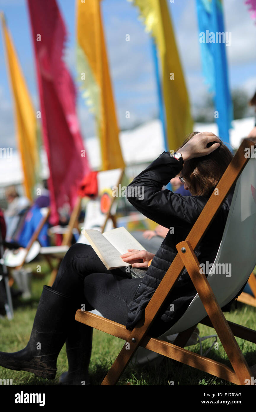 Hay on Wye, Wales UK BANK HOLIDAY Montag 26 kann 2014 Menschen entspannen im warmen sonnigen Feiertag Wetter am fünften Tag des Daily Telegraph Heu Literaturfestival 2014, Wales UK Credit: Keith Morris/Alamy Live-Nachrichten Stockfoto