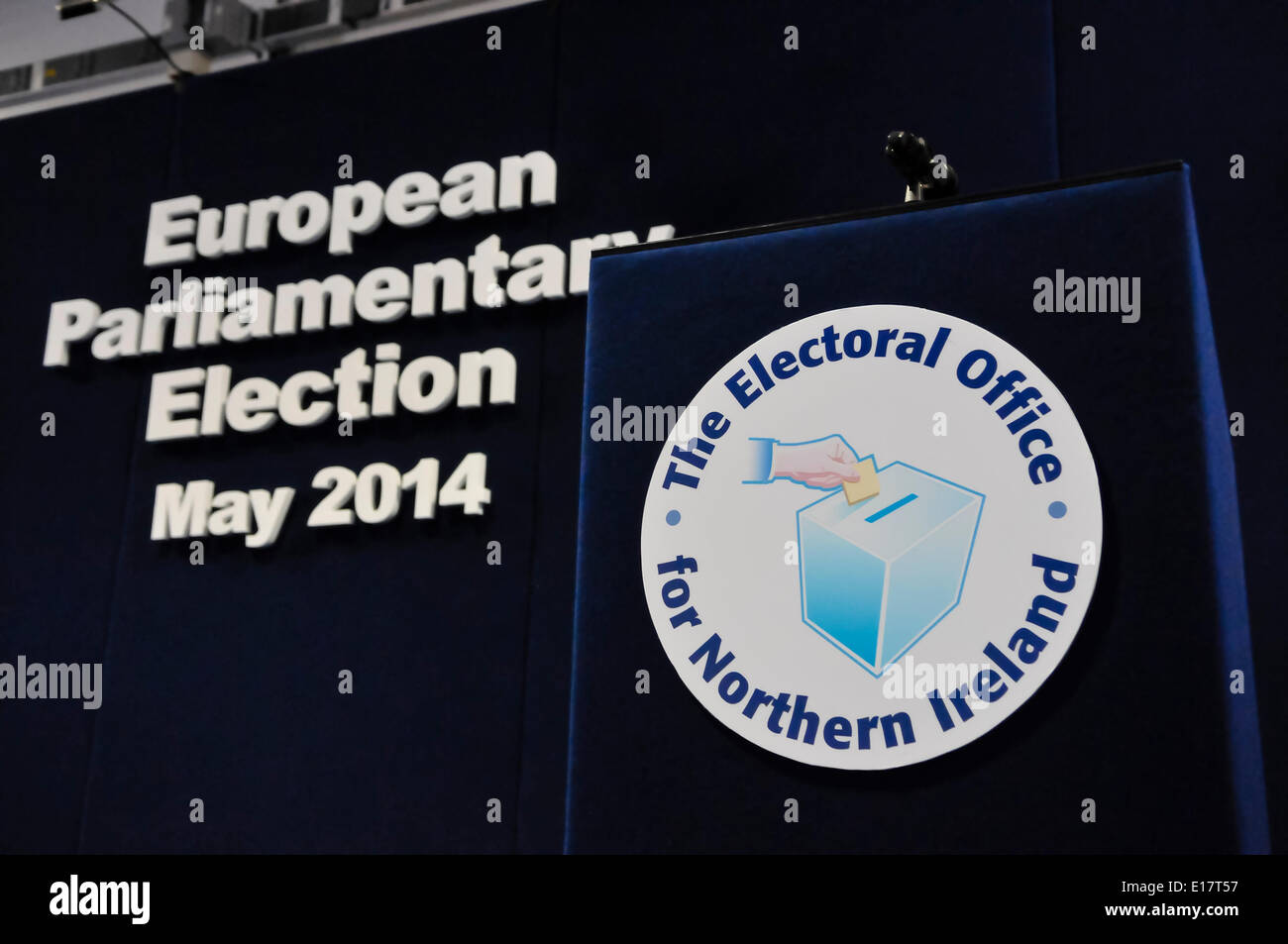 Belfast, Nordirland, 26. Mai 2014 - Auszählung der Stimmzettel der Europawahl beginnt in Belfast Credit: Stephen Barnes/Alamy Live News Stockfoto