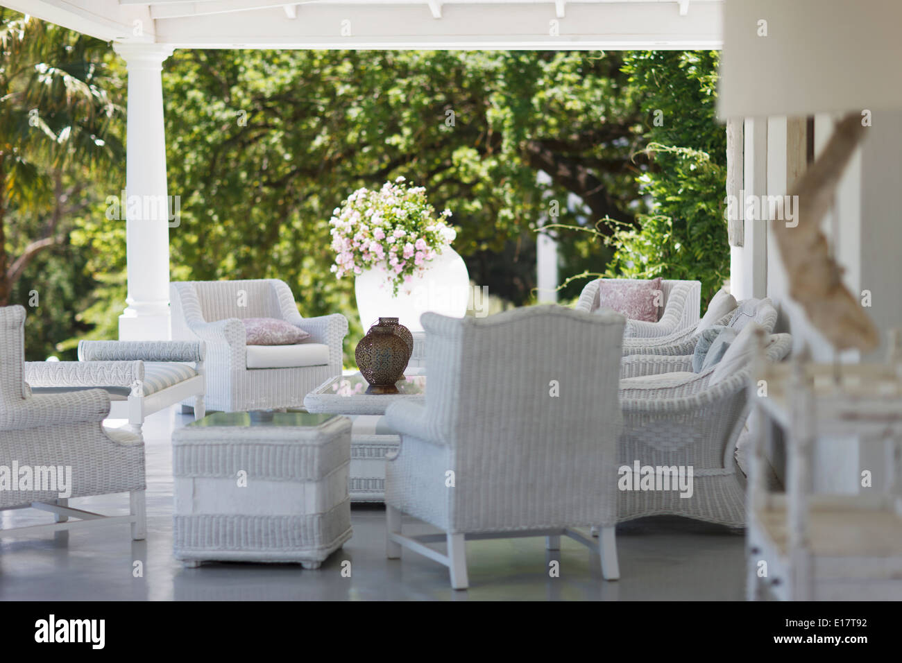 Weiße Korbmöbel auf Luxus-Terrasse Stockfoto