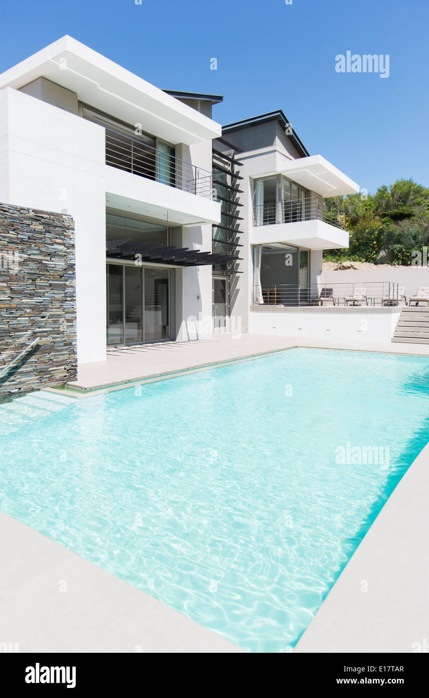Modernes Haus mit pool Stockfoto