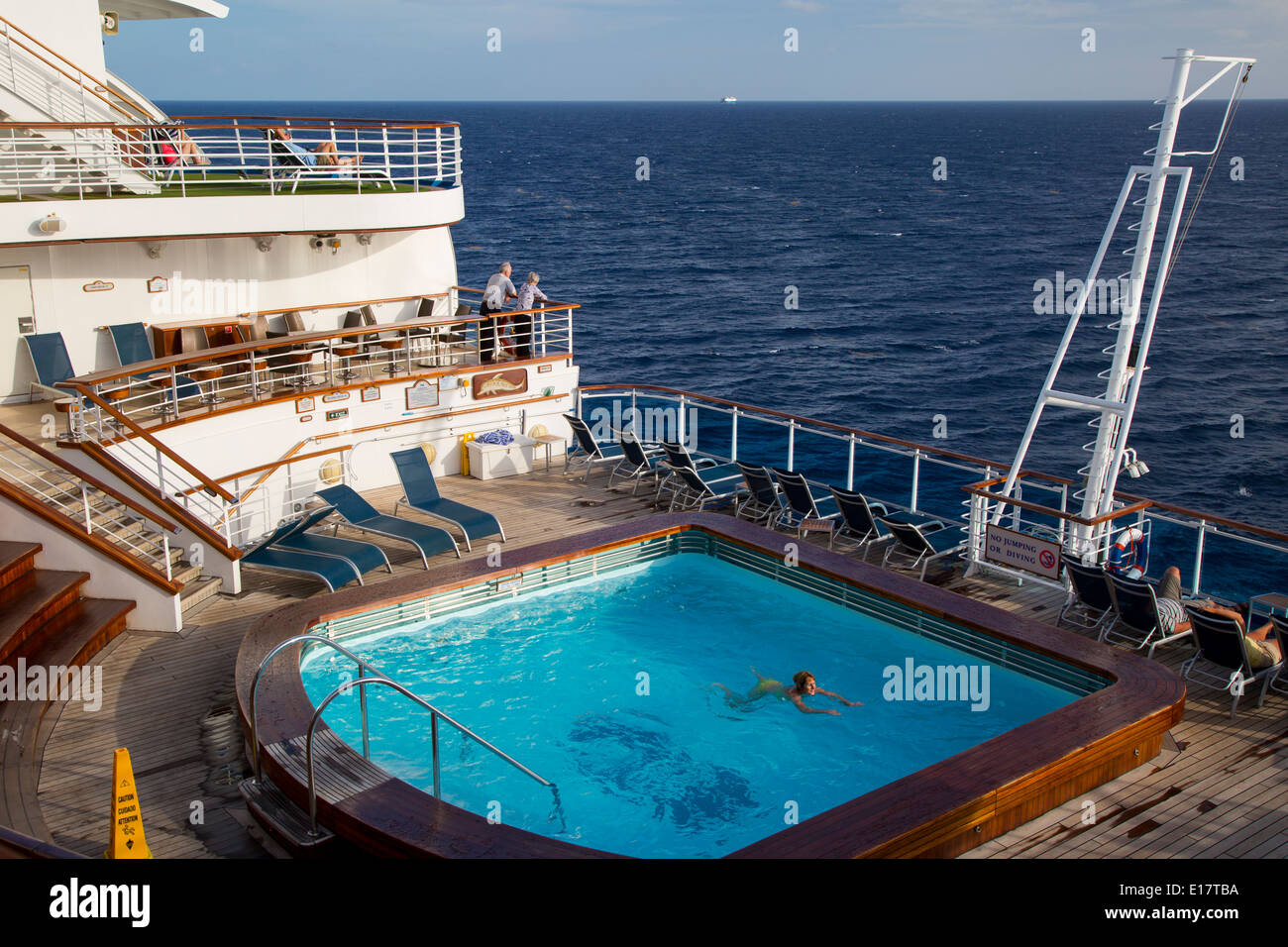 Frau im hinteren Pool der Smaragd der Meere Cruise Ship, Princess Cruise Line Stockfoto