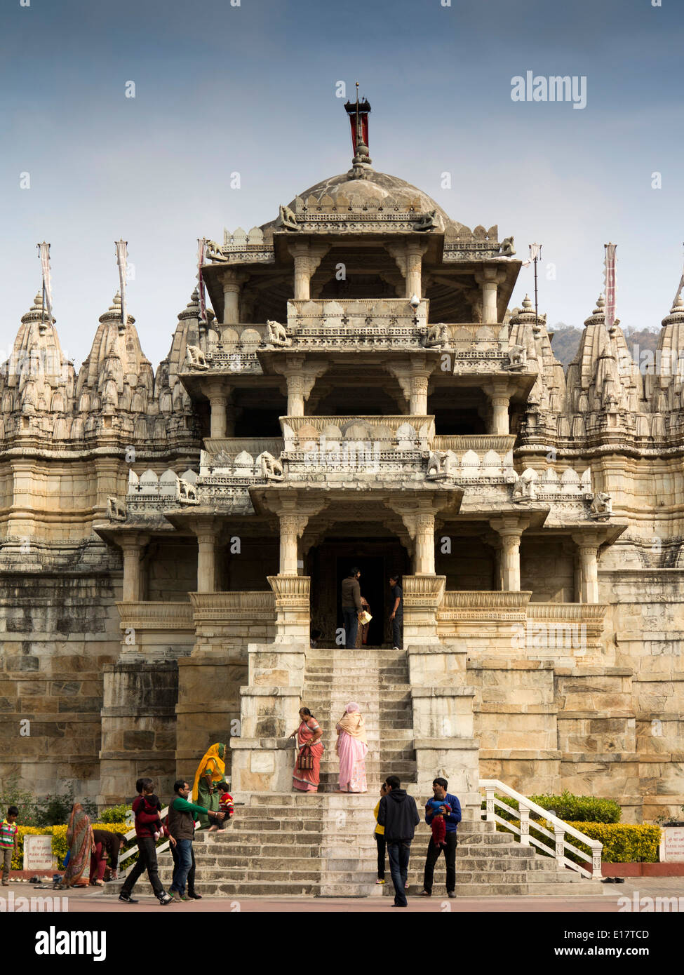 Indien, Rajasthan, Pali Bezirk, Rankpur Jain-Tempel, Besucher am Eingang Schritte Stockfoto