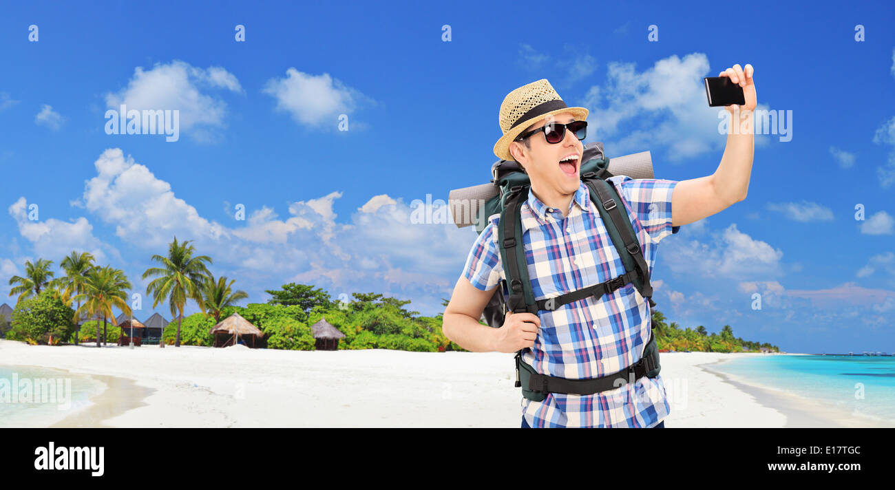 Panorama eines männlichen Touristen nehmen Selfie an einem Strand auf den Malediven-Inseln Stockfoto