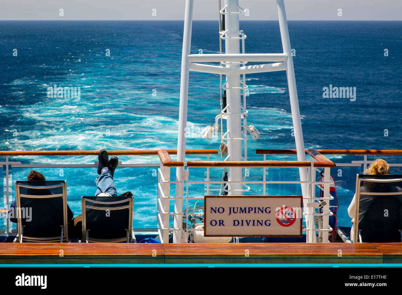 "Keine Jumping" Schild am Heck des Emerald Princess, Princess Cruise Lines, auf hoher See am Atlantischen Ozean Stockfoto