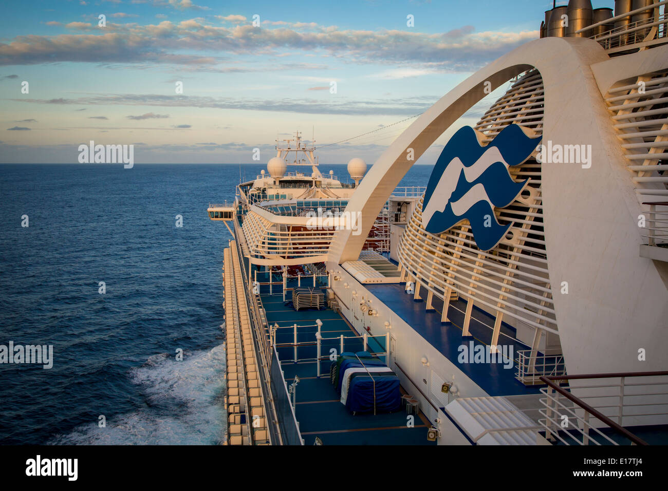 An Bord der Emerald Princess bei Sonnenuntergang auf dem Meer in den Atlantischen Ozean, Princess Cruise Lines Stockfoto