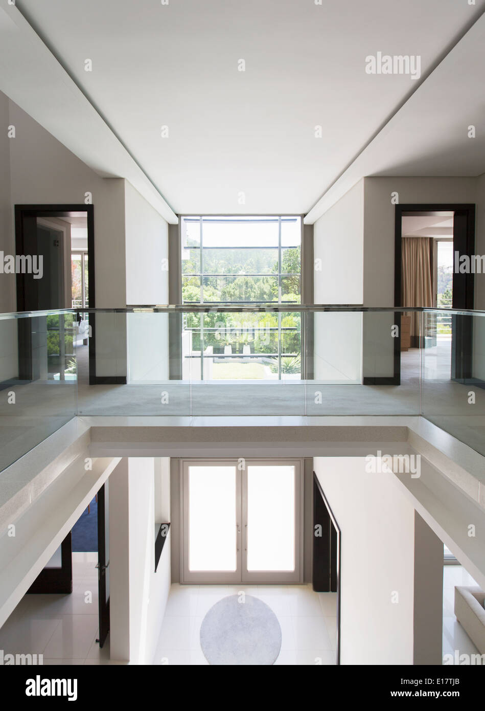 Moderner Balkon und offene Foyer im Luxus-Haus Stockfoto