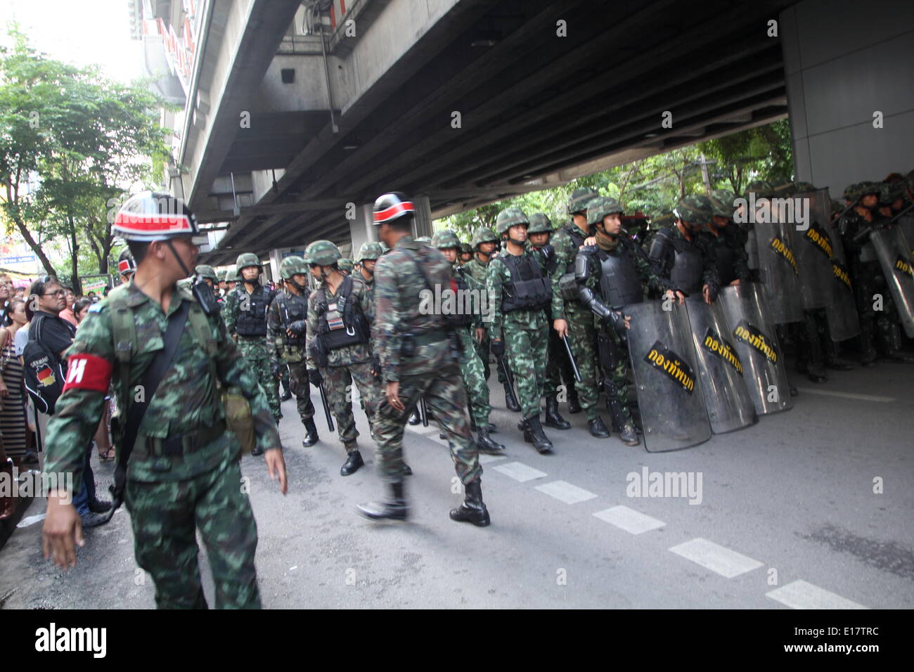 Bangkok, Thjailand. 25. Mai 2014. Mehrere hundert Demonstranten versammelten sich im Zentrum von Bangkok, trotzt ein kriegerisches Gesetzesdekret, das öffentliche Versammlungen verbietet. Die thailändischen Streitkräfte ergriff die Macht im Mai 22 Coup nach monatelangen Demonstrationen und politische Unruhen. Bildnachweis: John Vincent/Alamy Live-Nachrichten Stockfoto