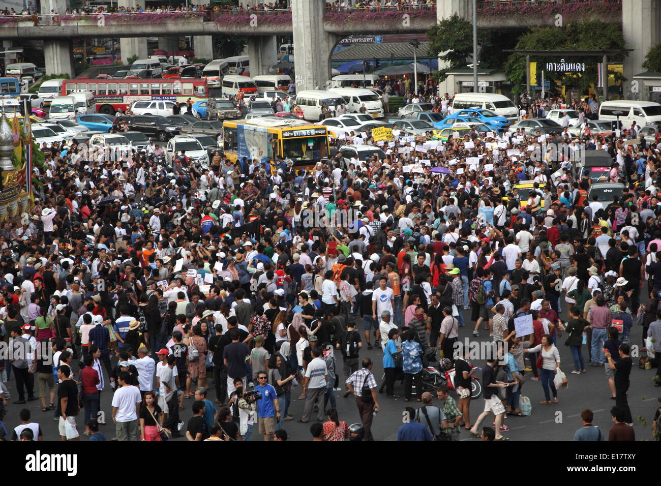 Bangkok, Thjailand. 25. Mai 2014. Anti-Putsch Demonstranten nehmen Teil in einer Versammlung am Victory Monument. Mehrere hundert Demonstranten versammelten sich im Zentrum von Bangkok, trotzt ein kriegerisches Gesetzesdekret, das öffentliche Versammlungen verbietet. Die thailändischen Streitkräfte ergriff die Macht im Mai 22 Coup nach monatelangen Demonstrationen und politische Unruhen. Bildnachweis: John Vincent/Alamy Live-Nachrichten Stockfoto