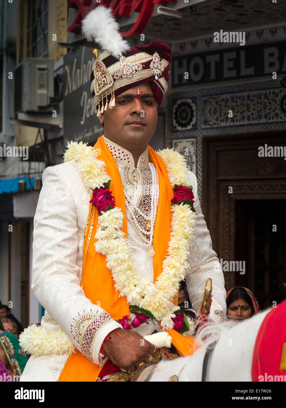 Indien, Rajasthan, Udaipur, Hochzeit Prozession, Bräutigam auf weißem Pferd saß marschierten durch die Stadt Stockfoto