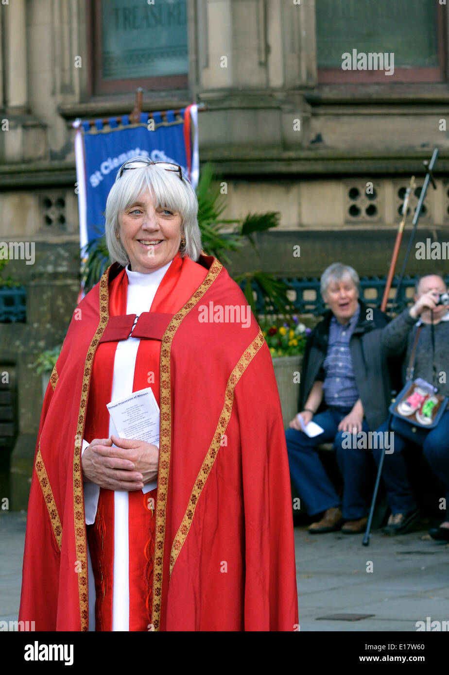 Manchester, UK 26. Mai 2014 Priesterin nimmt Teil in Manchester und Salford jährliche Prozession der Zeuge (der Whit Walk) aus Manchester Kathedrale, das Rathaus in Albert Square. Manchester und Salford Whit gehen Manchester, UK Credit: John Fryer/Alamy Live-Nachrichten Stockfoto