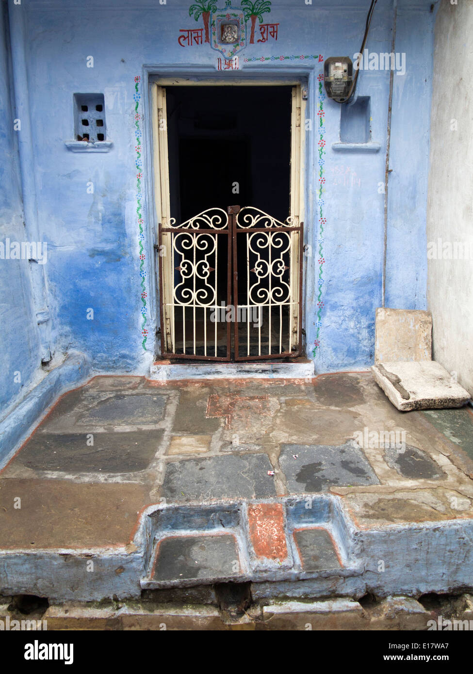 Indien, Rajasthan, Udaipur, blau lackierten Hauseingang Stockfoto