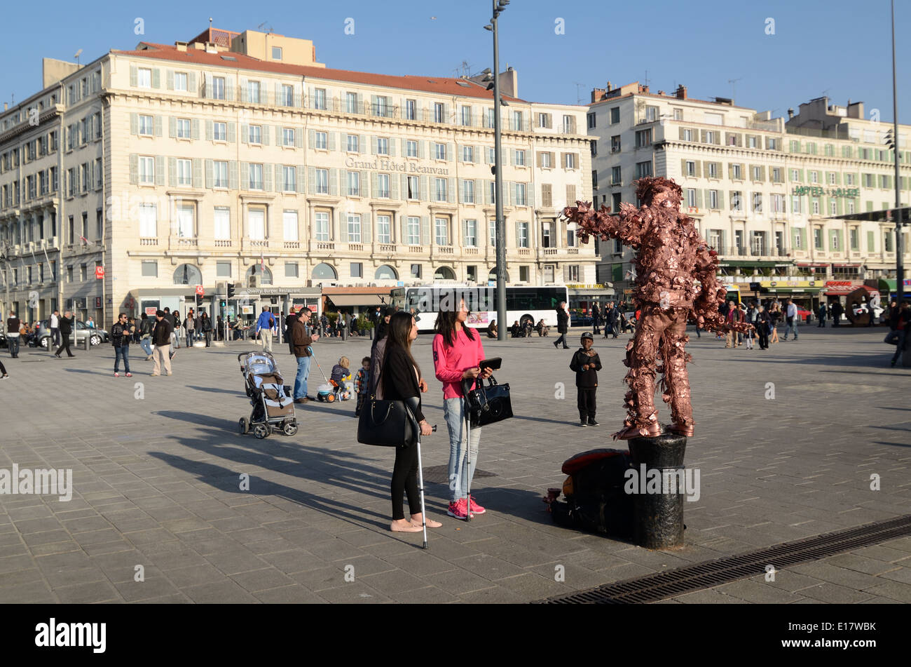 Touristen beobachten lebende Skulptur durchführen oder die Straße Theater auf dem Kai oder Quai des Belges Marseille oder Marseille Frankreich Stockfoto