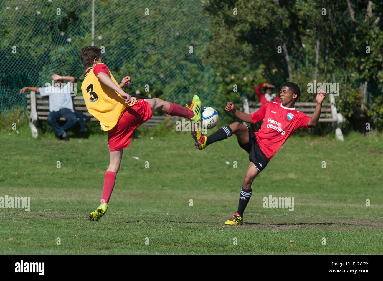 Junior Fußballspieler versuchen, den Ball, Cape Town, Südafrika zu kontrollieren Stockfoto