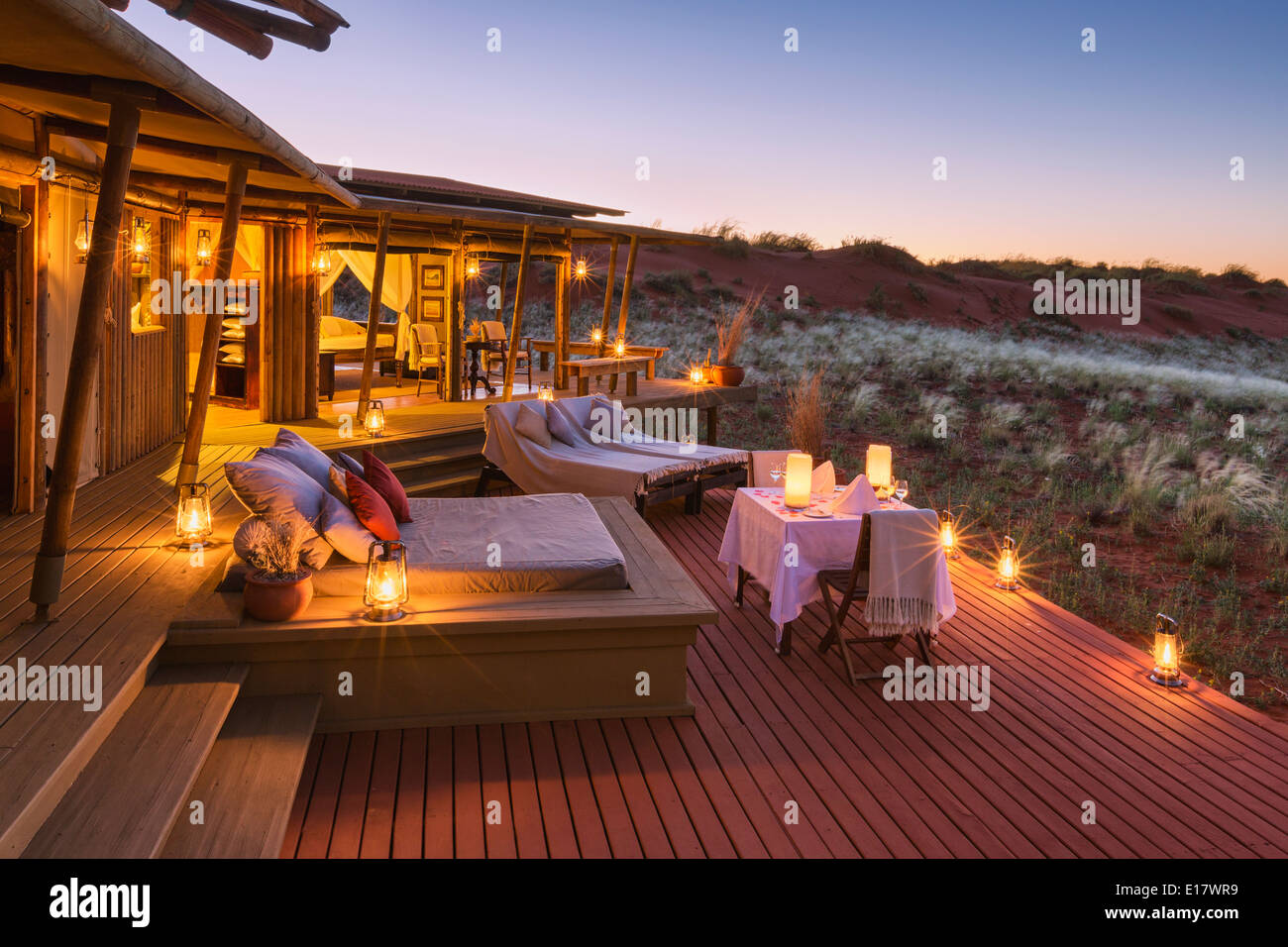 Romantisches Abendessen auf Liegefläche Bergblick Suite. Dünen-Hütte. Wolwedans NamibRand Nature Reserve.Namibia Stockfoto