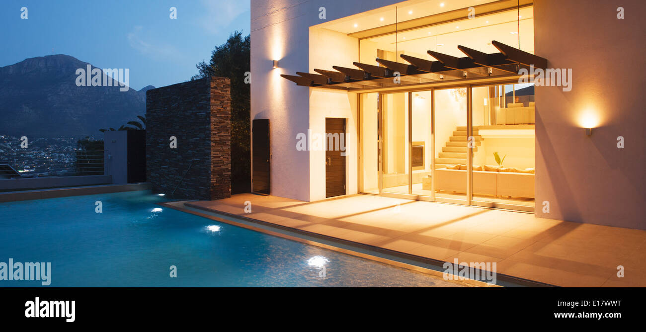 Beleuchtete modernes Haus mit Blick auf pool Stockfoto
