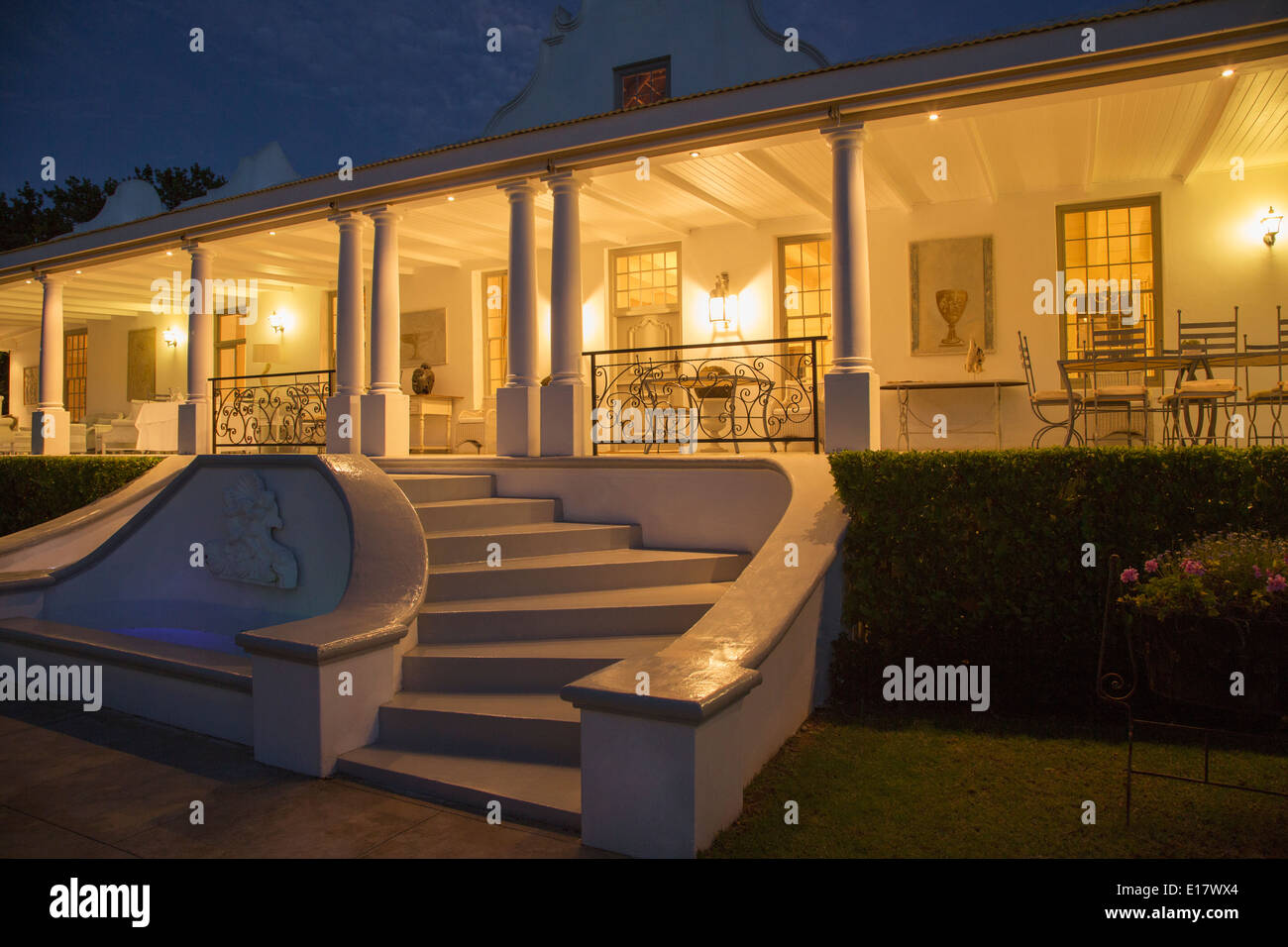 Luxus-Haus mit Veranda, die nachts beleuchtet Stockfoto