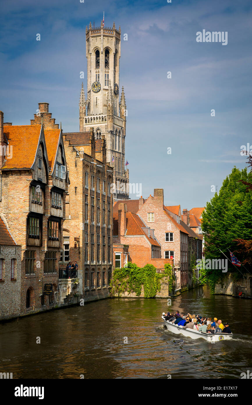 Touristen auf Bootsfahrt durch die Grachten von Brügge, Belgien Stockfoto