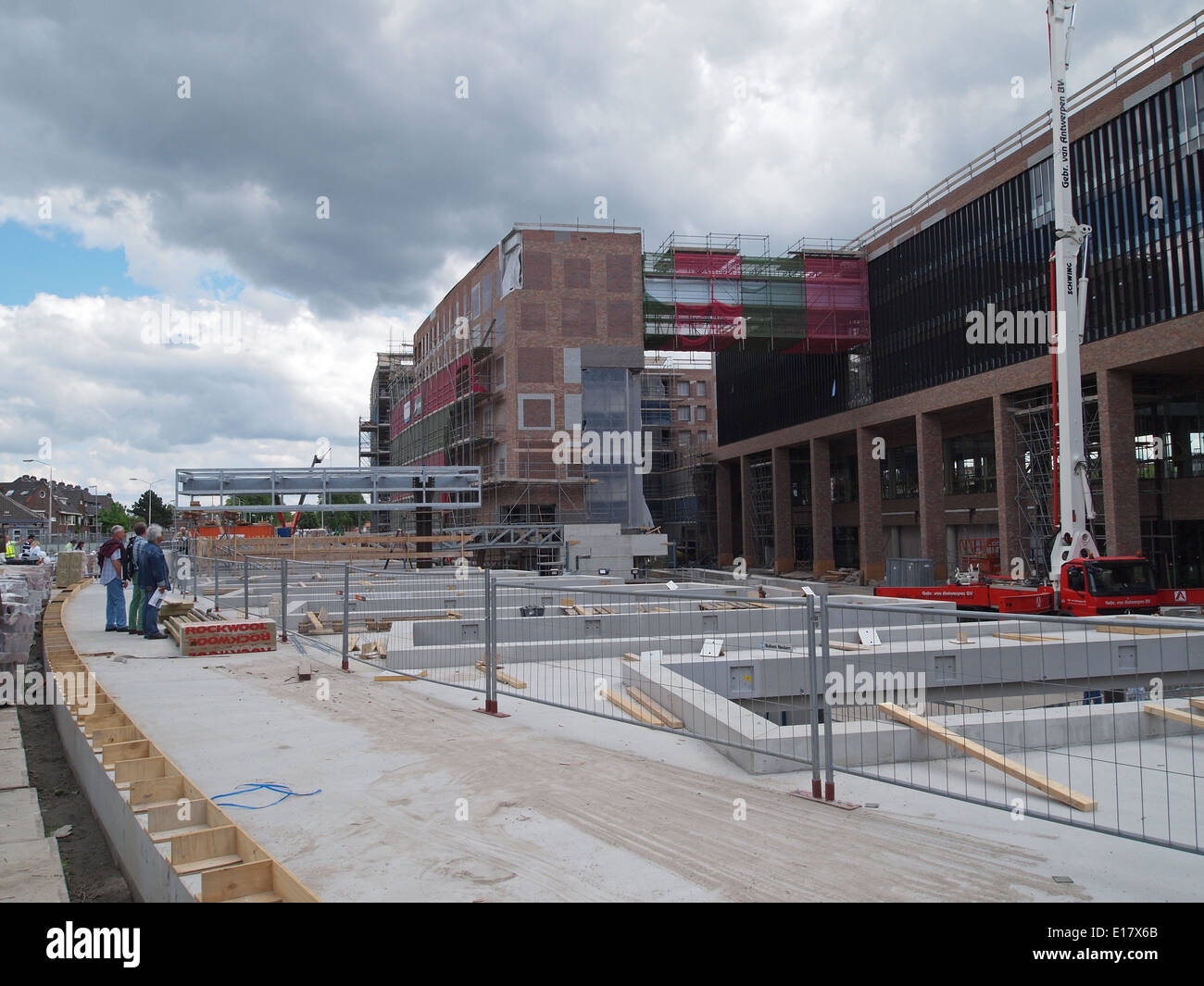 Zum Hauptbahnhof von Breda Baustelle, von vorne, mit Blick auf den Bau Besuchern gesehen. Stockfoto