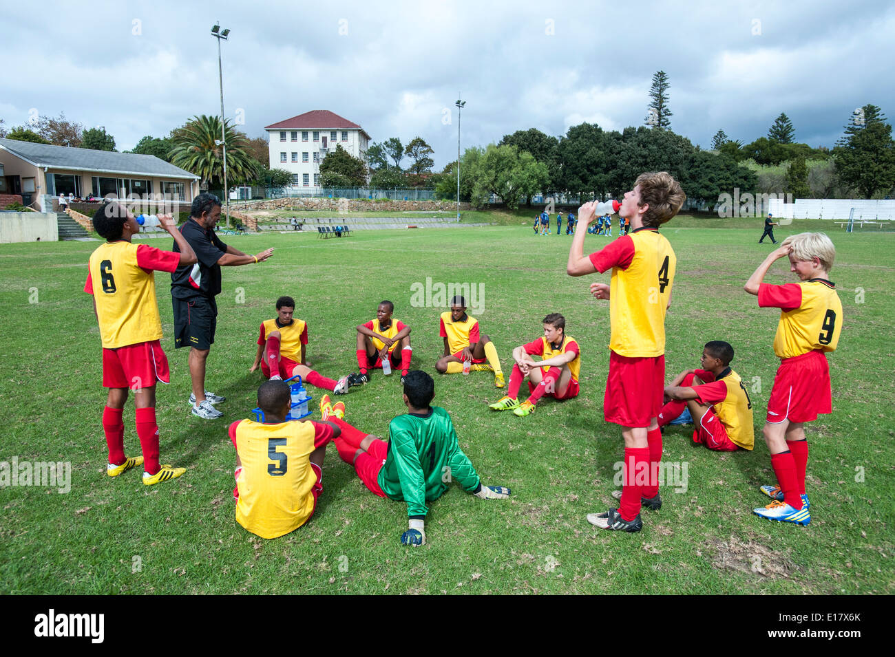 Coachen Sie anweist junior Fußball-Nationalmannschaft während der Pause, Cape Town, Südafrika Stockfoto