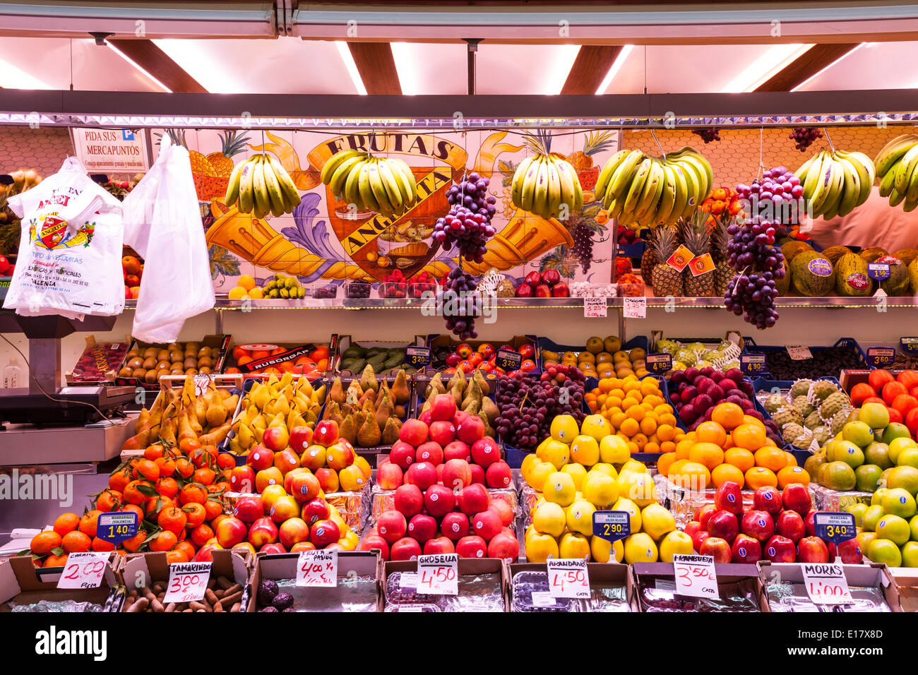 Obst zum Verkauf in der überdachten Mercado Central oder Central Market in Valencia. Stockfoto