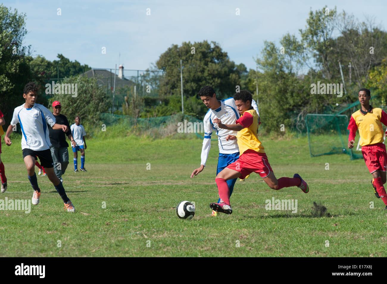 Junior Football-Spieler gegen den Ball, Cape Town, Südafrika Stockfoto