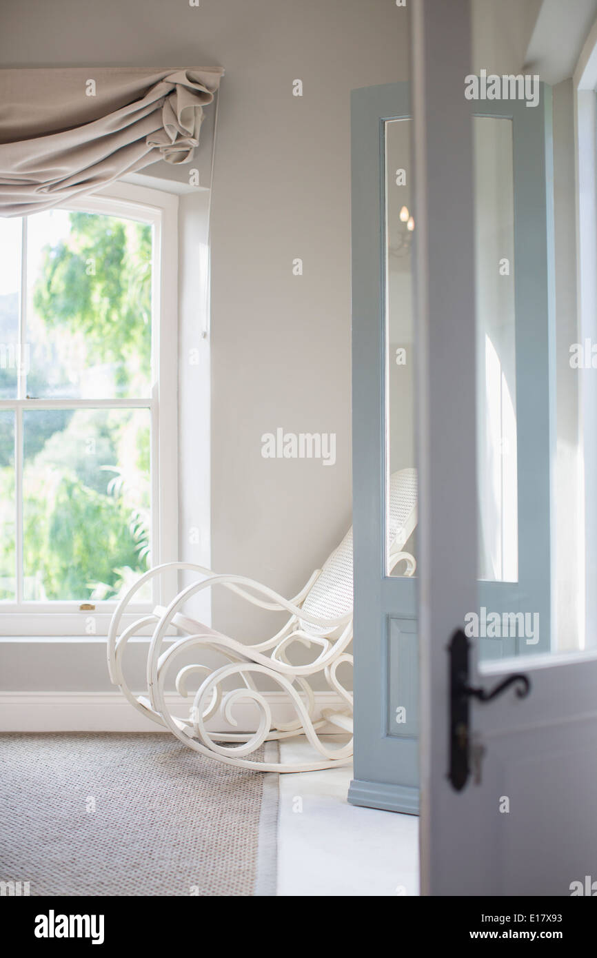 Antiker Schaukelstuhl in Schlafzimmer Ecke Stockfoto